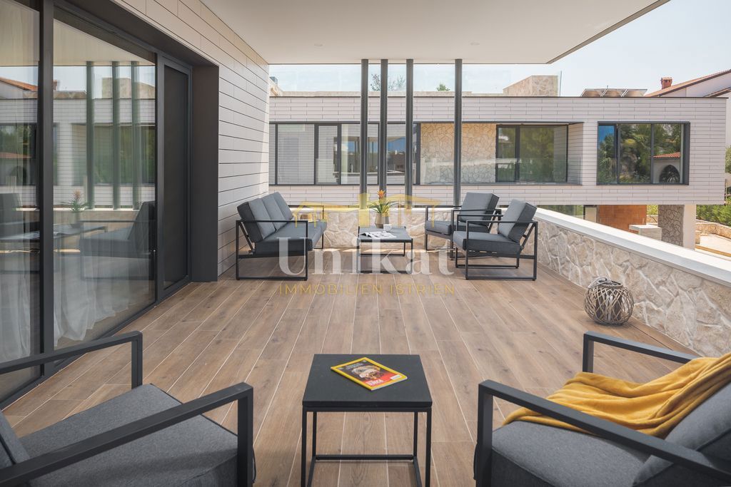 Nova moderna vila samo 400 metrov od morja